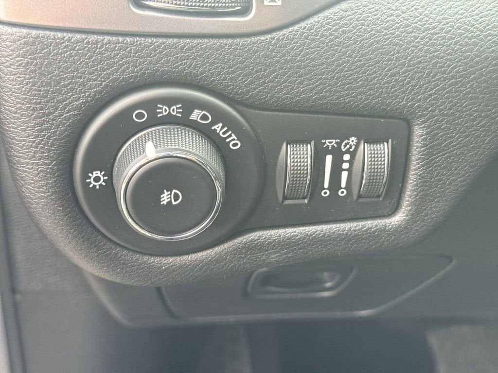 2019 Jeep Cherokee Latitude Plus - Photo 17